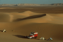 Weltweite Abenteuerreisen, Reisen mit Abenteuercharakter weltweit - Algerien - Rastplatz in den Sanddnen