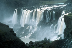 Weltweite Abenteuerreisen, Reisen mit Abenteuercharakter weltweit - Island - tosende Wassermassen